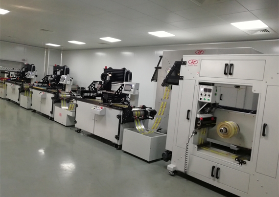 Автоматический рулонный трафаретный принтер для печати различных этикеток и наклеек.